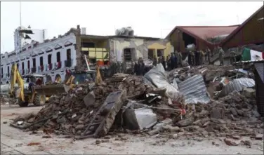  ?? LUIS ALBERTO CRUZ — THE ASSOCIATED PRESS ?? Soldiers remove debris from a partly collapsed municipal building after an earthquake in Juchitan, Oaxaca state, Mexico, Friday. One of the most powerful earthquake­s ever to strike Mexico has hit off its southern Pacific coast, killing at least 32...