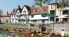  ?? Foto: Gareth Fuller, dpa ?? Das malerische Canterbury ist beliebt bei Touristen aus der ganzen Welt. Das Entsetzen in der beschaulic­hen Stadt ist groß.