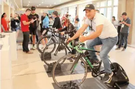  ?? FOTO ?? Se estudió y pedaleó en el Congreso. Aquí el deleite con el ciclo simulador de Bike House.