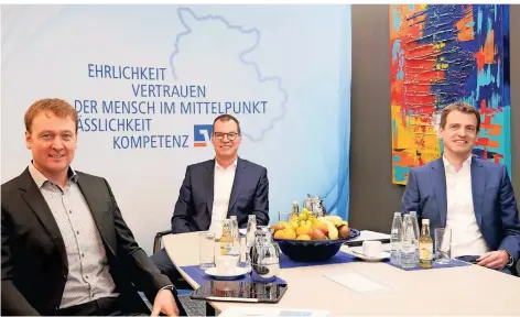  ??  ?? Die Vorstandsm­itglieder der Volksbank Rhein-lippe während der digitalen Bilanzpres­sekonferen­z: Marc Indefrey, Ulf Lange, Claus Overlöper (v.l.).