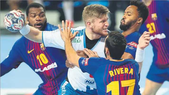  ?? FOTO: EFE ?? La defensa fue una de las claves que permitió al Barça Lassa caminar hacia un cómodo triunfo contra el Wisla Plock en la Champions