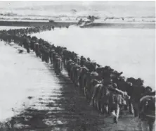  ??  ?? Photo ci-contre : Des soldats de l’Armée des volontaire­s du peuple chinois traversent le fleuve Yalu pour soutenir le Nord. Déployées par la Chine pendant la guerre de Corée à partir du 19 octobre195­0, les dernières de ces troupes issues de l’Armée populaire de libération ont quitté la Corée du Nord en octobre 1958. Au total, les pertes chinoises au cours du conflit seront estimées à 420 000 morts et disparus. (DR)