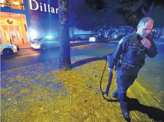  ?? JIM WEBER/THE COMMERCIAL APPEAL ?? Memphis police officers block off the entrances to the Oak Court Mall on Monday after a disturbanc­e at the mall in Memphis, Tenn.