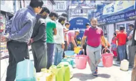  ?? DEEPAK SANSTA/HT ?? Local residents waiting in a queue to get water from a tanker at Lower Bazaar in Shimla on Tuesday. The hill town is reeling under its worst water crisis.