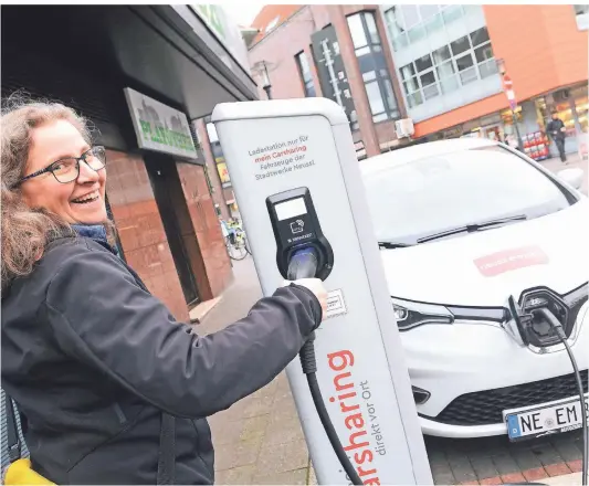  ?? FOTO: WOI ?? Ute Böhm testet das Car-Sharing-Angebot der Stadtwerke Neuss.