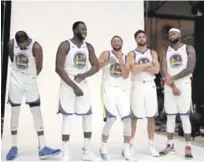  ?? FUENTE EXTERNA ?? Kevin Durant, Draymond Green, Stephen Curry, Klay Thompson y DeMarcus Cousins comparten durante la sesión de fotos de los Warriors de Golden State.