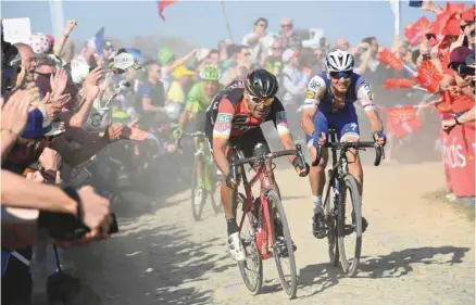  ?? BERNARD PAPON AGENCE FRANCE-PRESSE ?? Le Belge Greg Van Avermaet, gagnant de l’épreuve, devance le Tchèque Zdenek Stybar et le Nerlandais Sebastian Langeveld sur la portion pavée lors de la 115e édition du Paris-Roubaix.