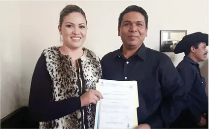  ??  ?? LA PRESIDENTE, Yesenia Reyes dándole la bienvenida al regreso de su ex funcionari­o