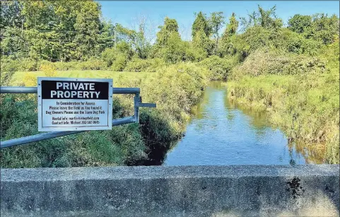  ?? Sarah Kyrcz / Hearst Connecticu­t Media ?? A view of the bridge at the entrance to Fireman’s Field in Guilford.