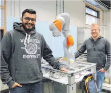  ?? FOTO: NADINE SAPOTNIK ?? Harsh Sheth (links) und Kris Dalm mit einem Roboter.