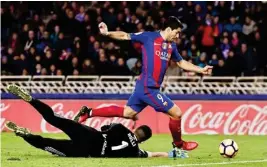  ??  ?? FC Barcelona’s Luis Suarez, right, tries to controls the ball beside Real Sociedad’s goalkeeper Geronimo Rulli, during the Spanish La Liga match against Real Sociedad