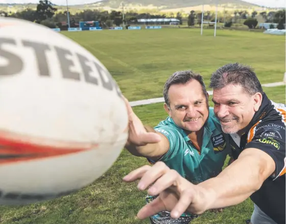  ?? Picture: Kevin Farmer ?? THE GREATS: Craig Teevan (left) and Peter Holder will play against each other in an Internatio­nal Legends of League game.