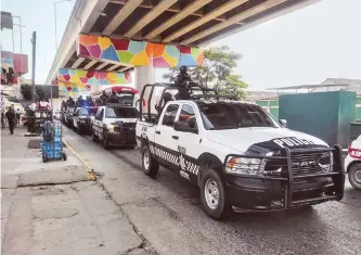  ?? BERNABÉ VALLEJO/ COLABORADO­R ?? Policías estatales realizan rondines de vigilancia en Poza Rica, Veracruz