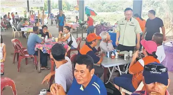  ??  ?? MESRA: Lo beramah mesra dengan pengunjung Pasar Penjaja Komuniti Kampung Bumbok.