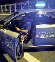  ??  ?? Controlli Una pattuglia della polizia stradale ha fermato l’auto dei tre giovani albanesi venerdì sera sull’A22 poco a nord di Verona