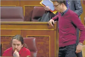  ?? BERNARDO DÍAZ ?? Iglesias y Errejón, con gesto serio en un debate en el Congreso.