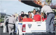  ??  ?? Ciudadanos arrestados en la capital por saltarse el toque de queda.