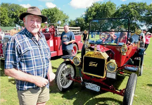  ?? PHOTOS: MARK TAYLOR/STUFF ?? Phill Ward and his 1914 Model T Ford with Willow Galo, five, and Ophelia Galo, three, at the Hamilton East Heritage Festival yesterday.