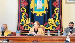  ?? D. A. ?? Yolanda Lozano, Esperanza Pérez y el secreario municipal, en un Pleno.