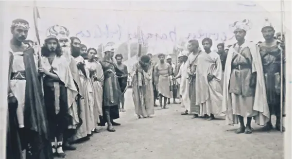  ??  ?? Imagen de 1950 donde se aprecian detalles de la procesión y uno de los momentos en que el Cristo recorre las calles de Iztapalapa.