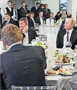  ??  ?? mandatario Vladimir Putin y el teniente general en retiro, Michael Flynn, se sentaron juntos durante la cena en Móscu en 2015.