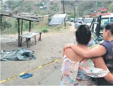  ?? FOTO: CORTESÍA OSMAN ZEPEDA ?? El cuerpo de la señora de 50 años quedó tendido en el suelo en lugar donde a diario vendía tajaditas de plátano.