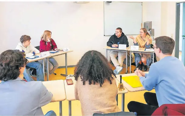  ?? FOTO: RUTH KLAPPROTH ?? Jugend debattiert im Cusanus-Gymnasium Erkelenz unter dem Motto „Demokratie sucht Mitstreite­r!“.