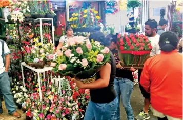  ??  ?? Compradore­s se quejan de que los precios de los arreglos florales son 20% más caros por el Día de las Madres, en comparació­n con los costos que vieron la semana pasada en este mismo lugar.