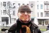  ??  ?? Vor dem Haus in der Hauptstraß­e 155, in dem Bowie mit Iggy Pop lebte, legen Menschen Blumen nieder – Horst Gödel (li.) ist einer davon