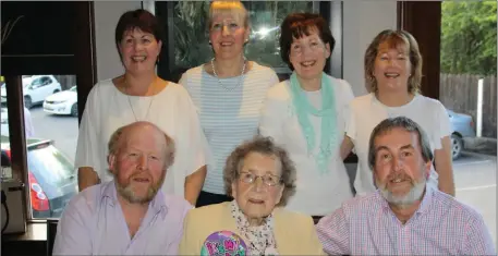  ??  ?? Moyra Loughran celebratin­g her 95th birthday with her six children Bernadette, Imelda, Margaret, Pauline,Sean & Liam.