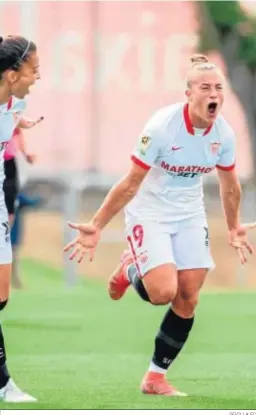  ?? SEVILLA FC ?? Raquel Pinel celebra con rabia su gol junto a su compañera Echeverri.