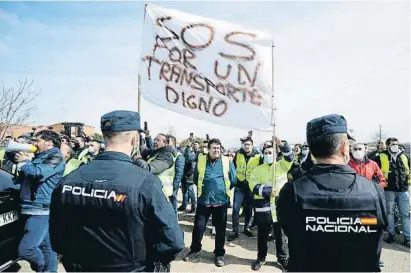  ?? NACHO GALLEGO / E E ?? Un centenar de persones van protestar a Valladolid davant la presència de la ministra de Transports