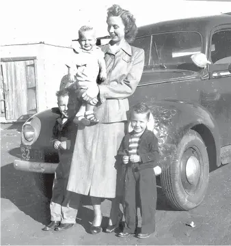  ?? COURTESY OF STEVE PEARCE ?? A young Steve Pearce, with his mother, Jane, and siblings. Pearce says his mother was a “strong woman who ran a tight ship.”