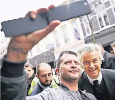  ?? FOTO: REUTERS ?? Der niederländ­ische Rechtspopu­list Geert Wilders auf Wahlkampft­our. Am Mittwoch wird in den Niederland­en ein neues Parlament gewählt.