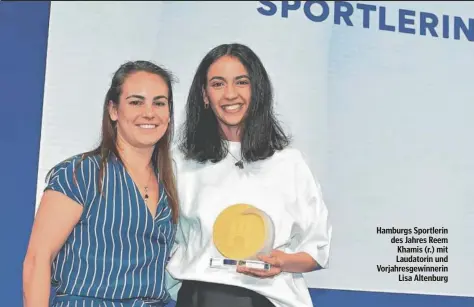  ?? ?? Hamburgs Sportlerin des Jahres Reem Khamis (r.) mit Laudatorin und Vorjahresg­ewinnerin Lisa Altenburg