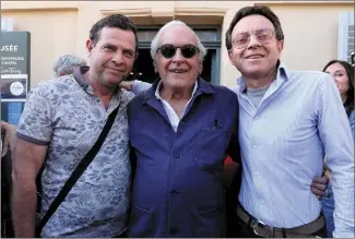  ?? (Photo Jean-Marc Rebour) ?? Jean-Michel et Jean-François dans les bras de Patrice Laffont « presque » comme 60 ans plus tôt sur le tournage du Gendarme de Saint-Tropez.