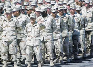  ?? Luis Sinco Los Angeles Times ?? THE CALIFORNIA National Guard’s 1st Battalion, 185th Regiment, at Ft. Irwin before deploying to Iraq. The state Guard gave unauthoriz­ed bonuses and student loan payments to meet 2004-2015 enlistment goals.