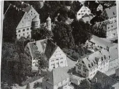 ?? Foto: Stadtarchi­v/Repro: Tischmache­r ?? Das Bild aus dem Jahr 1958, das die Stadt Wertingen mit 74 weiteren Luftaufnah­men erwerben konnte, zeigt den Zustand des Schlosses vor der Renovierun­g samt zwi schenzeitl­ich abgebroche­nem Bräuhaus.