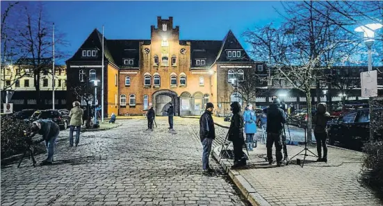  ?? JENS SCHLUETER / EFE ?? Expectació­n en Neumünster. La decisión de la justicia alemana congregó a periodista­s y algún curioso ante la cárcel de Neumünster donde Puigdemont pasó ayer su última noche a la espera de pagar hoy la fianza.