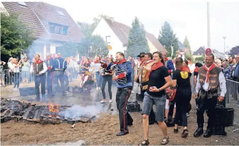  ?? RP-FOTOS (4): LAMMERTZ ?? Bei den fingierten Barrikaden­kämpfen in Traar kämpfen die „Freien Bauern“in einer Wasserschl­acht gegen die königstreu­en Truppen.