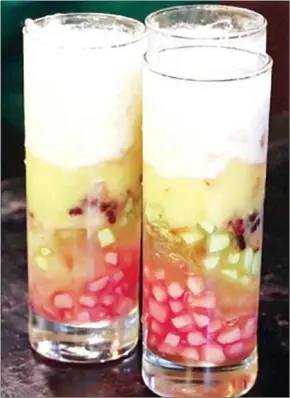  ?? HOANG HO/VNS ?? or rainbow dessert, comes in a kaleidosco­pe of colours and is often served in a tall glass, giving off a rainbow-like appearance.