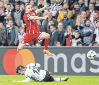  ?? FOTO: DPA ?? Spielerisc­h leichte Angelegenh­eit: Franck Ribéry überspring­t Istanbuls Gary Alexis Medel.