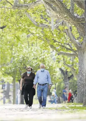  ?? ÁNGEL DE CASTRO ?? Los mayores aprovechar­on su franja horaria para estirar las piernas.