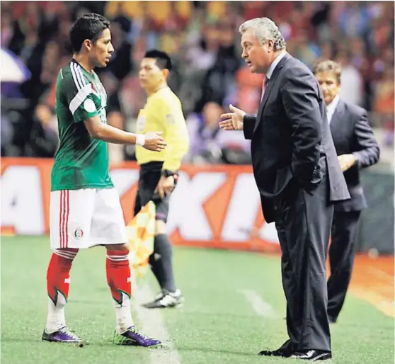  ?? AGENCIA AP ?? Víctor Manuel Vucetich conversa con Javier Aquino. El entrenador dirigió la selección de México.