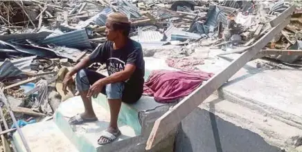  ?? [FOTO MOHD JAMULUL ANBIA/BH] ?? Rosman hanya mampu duduk di tangga rumahnya yang hilang dipukul badai tsunami