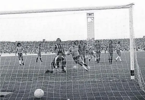  ?? (LA VOZ) ?? La final del ‘80. En el viejo Chateau, Racing le ganó 2-0 a Central, “el Pato” hizo el segundo, pero no le alcanzó porque en la ida había caído 5-1.