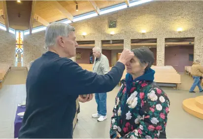  ?? ALEXANDRIA KUKULKA/DAILY SOUTHTOWN ?? Rose Harrison receives ashes Wednesday at Saint Julie Billiart Catholic Church in Tinley Park.