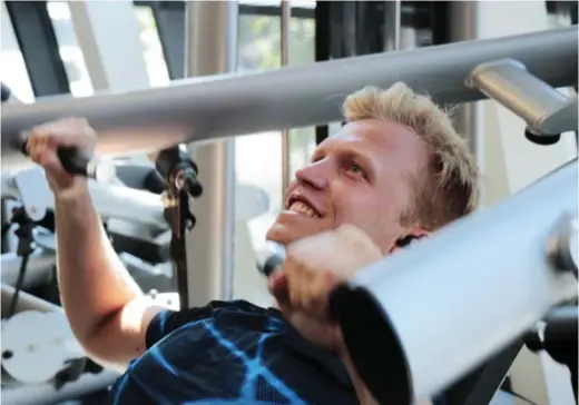 ?? Foto: Håkon Østmoe Brandsnes ?? Alexander Rønningen (28) har vært med på studien. Han føler seg trygg når han trener på et treningsse­nter som følger bransjesta­ndarden for smittevern.