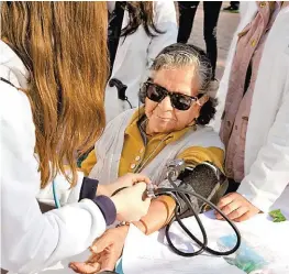  ?? OCTAVIO HOYOS ?? Pacientes miden nivel de glucosa a paciente.