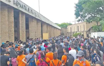  ?? ?? Movilizaci­ón de estudiante­s, docentes y padres de estudiante­s en la Gobernació­n de Central.